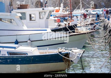 Navi e yacht nel porto di Kolona a Rodi Grecia. Foto Stock