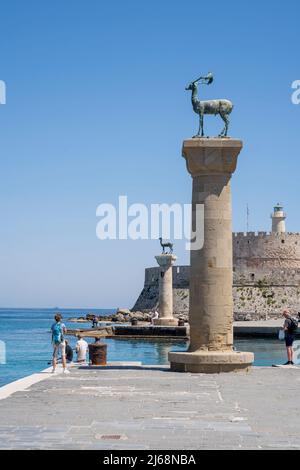 Statue di Doe nel porto di Rodi a Mandraki a Rodi Greece.The luogo è creduto per essere dove la statua del Colosso una volta stava. Foto Stock