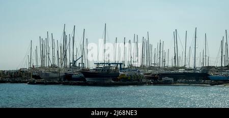Navi e yacht nel porto di Kolona a Rodi Grecia. Foto Stock