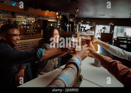 gruppo di amici diversi per bere un toast Foto Stock