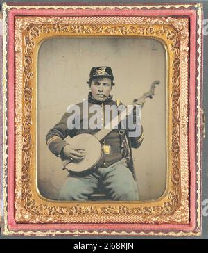 Giocatore banjo - soldato non identificato in uniforme cavalleria dell'Unione con banjo, spada e pipa - circa 1862 Foto Stock