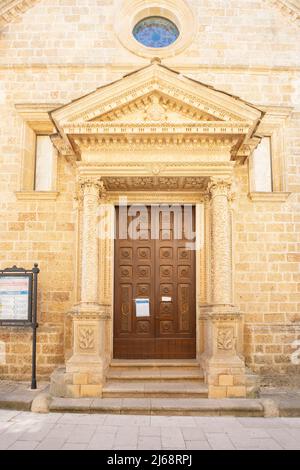 Porta di accesso alla Chiesa di San Giovanni, l'Almoner (S. Giovanni Almosiniere), raro esempio di chiesa fortificata per contrastare le incursioni turche. Build 1 Foto Stock