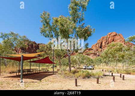 Rifugio per picnic e parcheggio al Parco Nazionale di Purnululu o Bungle Bungles, un sito patrimonio dell'umanità dell'UNESCO nel Kimberley, Australia Occidentale, WA, Austra Foto Stock