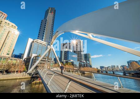 Vista della zona di Southbank dal passaggio pedonale sul fiume Yarra, Melbourne, Victoria, Australia Foto Stock