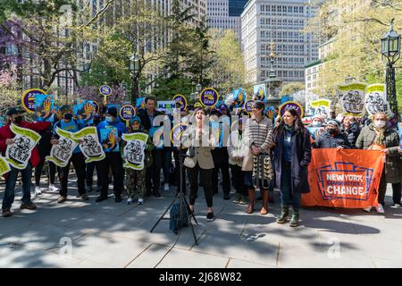 New York, Stati Uniti. 28th Apr 2022. I lavoratori si sono riuniti a City Hall Park a New York City, NY il 28 aprile 2022 per avviare una nuova campagna per aumentare il salario minimo a New York City. I lavoratori chiedono che il salario minimo sia di $20 un'ora per far fronte al crescente costo della vita. (Foto di Steve Sanchez/Sipa USA) Credit: Sipa USA/Alamy Live News Foto Stock