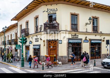 Strade colorate nella Città di Cusco, Provincia di Cusco, Perù. Foto Stock