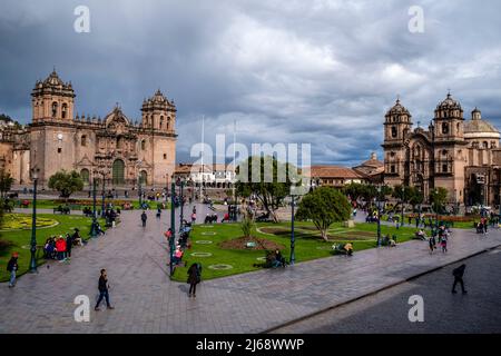 Persone a piedi nella Plaza De Armas, Cusco; Provincia di Cusco; Perù. Foto Stock