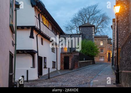 Dawn sulla collina di Elm nel centro storico di Norwich, Norfolk, Inghilterra. Foto Stock