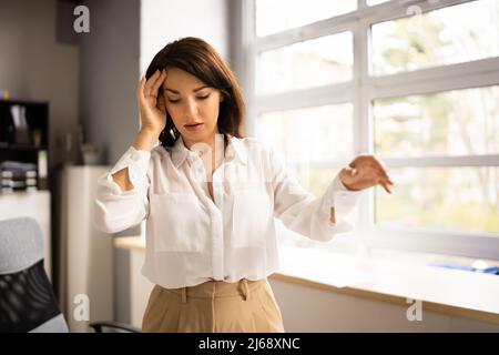 Vertigini BPPV disordini vestibolari. Neurite dell'equilibrio della testa Foto Stock