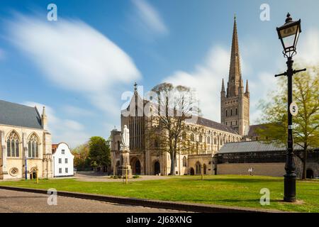 Mezzogiorno di primavera alla Cattedrale di Norwich, città di Norwich, Norfolk, Inghilterra. Foto Stock