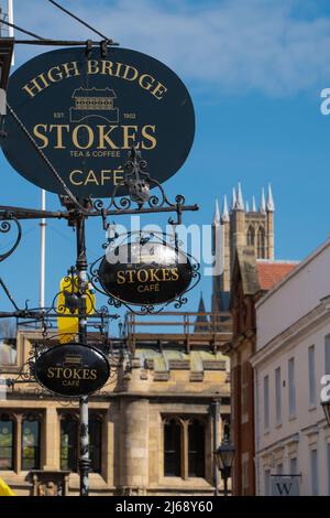 Lincoln City, High Bridge, Stokes, caffè, tè, Caffè, Stonebow, High Street, il più antico ponte del Regno Unito, stabilito, edificio con struttura in legno, antico ponte. Foto Stock