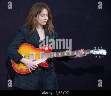 Bonhams, Knightsbridge, Londra, Regno Unito. 29 aprile 2022. La vendita online di Rock, Pop e Film comprende la Gary Moore Guitar Collection Part III, che termina il 4 maggio. Image: Gibson Les Paul Standard 59 Reissue Guitar, soprannominato 'Frankfurt', 2009, estimate £7.000-9.000. Credit: Malcolm Park/Alamy Live News. Foto Stock