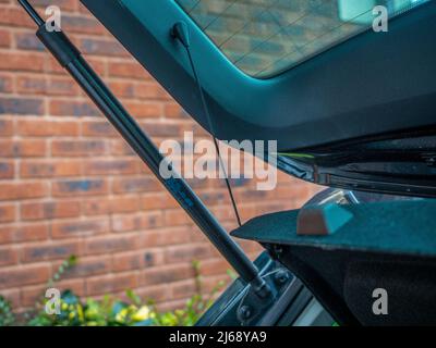 Primo piano del meccanismo di apertura del braccio pnuatico della portiera posteriore del cofano del veicolo Foto Stock