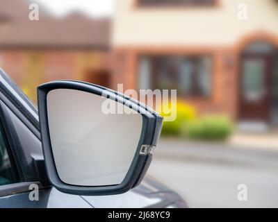 Primo piano di uno specchietto retrovisore esterno con spia lampeggiante Foto Stock