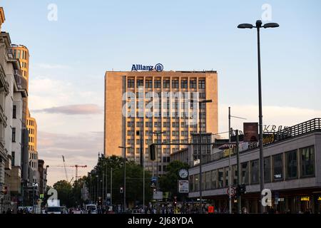 Edificio Allianz a Charlottenburg durante il tramonto. Alto edificio nella città di una compagnia di assicurazioni. Logo di marca grande sulla parte superiore del grattacielo. Foto Stock