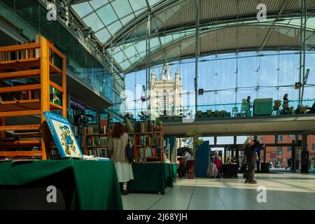 Interno del Forum nel centro di Norwich, Norfolk, Inghilterra. Foto Stock