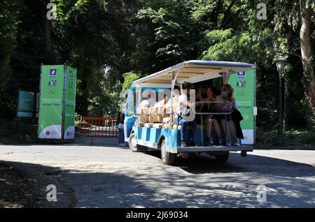 Napoli - navetta per il Centro Vaccini Covid nel Real Bosco di Capodimonte Foto Stock