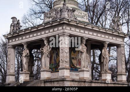 Germania, Monaco - Dicembre 20,2021: Il monumento di Angelo della Pace (Friendsengel) al Parco Massimiliano di Monaco. Foto Stock