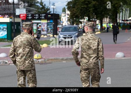 Kiev, Ucraina - Luglio 03 2018: Due giovani soldati che camminano nella strada del centro della città. Foto Stock