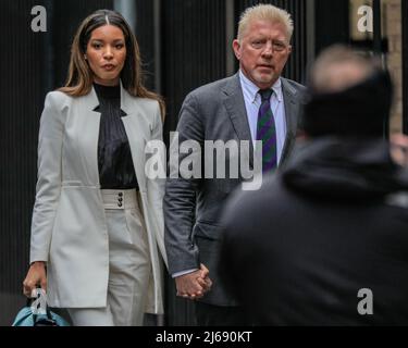 Londra, Regno Unito, 29th aprile 2022. L'ex asso da tennis Boris Becker, con la fidanzata Lilian de Carvalho, cammina fino al Southwark Crown Court, dove deve essere condannato oggi. Becker si trova di fronte al potenziale di una pena di prigione dopo essere stato giudicato colpevole all'inizio di quest'anno di quattro accuse in merito al suo caso di fallimento. Credit: Imagplotter/Alamy Live News Foto Stock