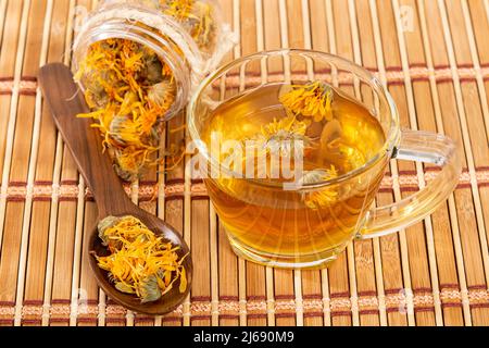 Una tazza di tisana medicinale tisana di calendula essiccata e fiori marigold Foto Stock
