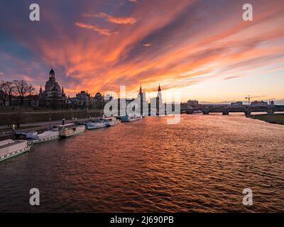 Città di Dresda fiume elba durante il tramonto e l'ora d'oro. Torna illuminato skyline quando il sole sta scendendo in serata. Splendidi edifici della città vecchia. Foto Stock