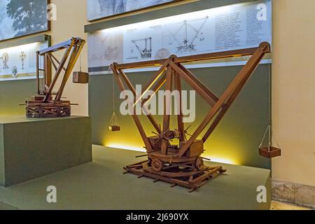 MILANO, ITALIA - 19 MAGGIO 2018: Si tratta di modelli di dispositivi di sollevamento, tra cui quelli delle invenzioni di Leonardo da Vinci, nel Museo della Scienza e della tecnologia Foto Stock