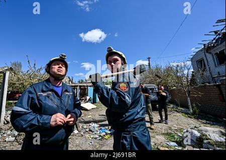 ZAPORIZHZHIA, UCRAINA - 28 APRILE 2022 - i soccorritori rispondono ad un attacco missilistico russo, Zaporizhzhia, Ucraina sudorientale. Cinque persone hanno subito un infortunio Foto Stock