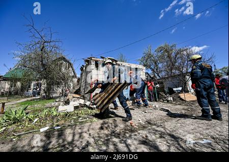 ZAPORIZHZHIA, UCRAINA - 28 APRILE 2022 - i soccorritori rispondono ad un attacco missilistico russo, Zaporizhzhia, Ucraina sudorientale. Cinque persone hanno subito un infortunio Foto Stock