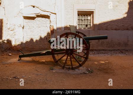 Cannone di artiglieria alle porte d'ingresso della città vecchia di Belchite, provincia di Saragozza, Comunità autonoma di Aragona, Spagna Foto Stock