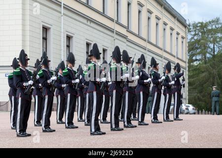 Oslo, Norvegia - Giugno 26 2019: Hans Majestet Kongens Garde (HMKG) è un battaglione dell'esercito norvegese che funge da Royal Guards. Foto Stock