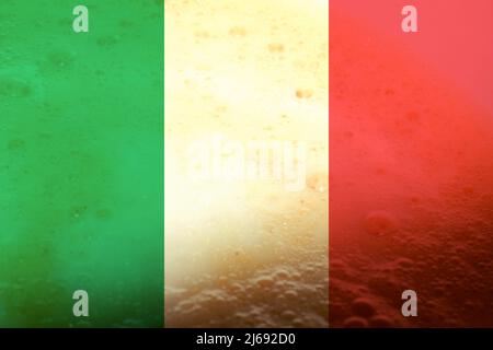 Bandiera italiana con cappuccino in schiuma come sfondo del caffè italiano in Italia. Foto Stock