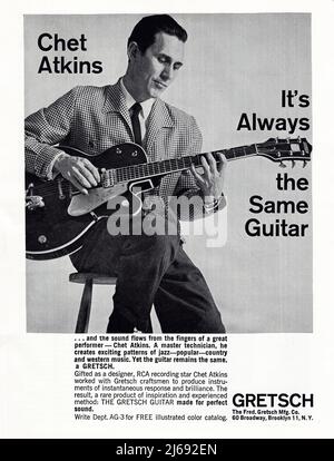 Un annuncio di una rivista musicale del 1962 per le chitarre elettriche Gretsch, con la leggenda del jazz e della musica country, Chet Atkins. Foto Stock