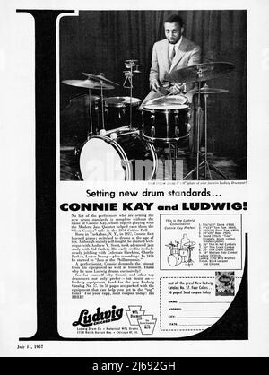 Annuncio a pagina intera di una rivista musicale del 1956 per Ludwig Drums. Presenta il famoso batterista moderno del Jazz Quartet, Connie Kay. Foto Stock