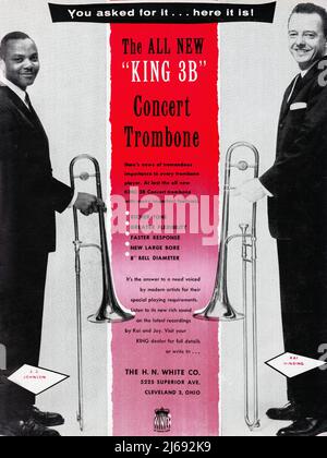 Un annuncio per i King Trombones da una rivista musicale del 1956. È dotato di J.J. Johnson e Kai Winding, un trombonista nero e bianco. Foto Stock