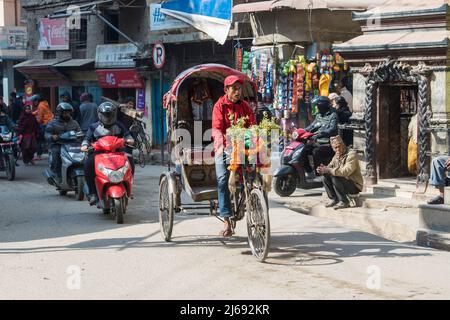 Kathmandu, Nepal - Aprile 20,2019 : Rickshaw ciclo per le strade di Kathmandu. Nella regione terai del Nepal, i rickshaws del ciclo sono ancora i più popolari. Foto Stock