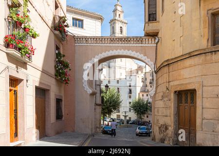 Bella entrata decorata con i suoi vasi di gerani sui balconi alla Plaza de Bocairent, provincia di Valencia, Valencian Autonomous Communi Foto Stock