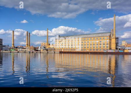 L'ex edificio KWO (Kabelwerk Oberspree) è ora parzialmente utilizzato dall'Università di Scienze applicate (HTW) di Berlino, primavera 2022, Germania, UE Foto Stock