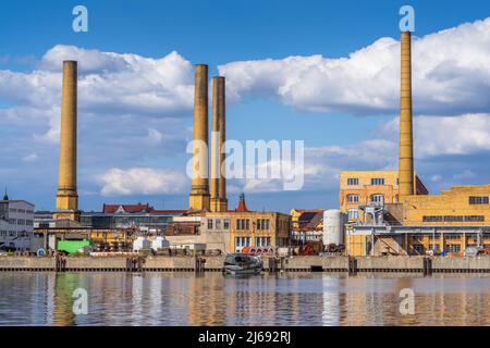 L'ex KWO (Kabelwerk Oberspree) industria del paesaggio industriale camini Berlino Oberschöneweide, primavera 2022, Germania Foto Stock