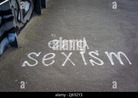 Fine del sessismo graffiti su una strada a Berlino, aprile 2022 - anti patriarcato concetto, Berlino, Germania, Europa Foto Stock