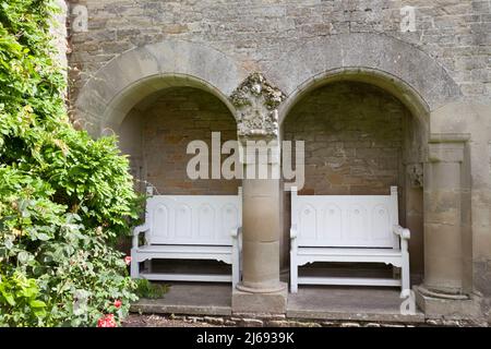 Posti a sedere nel giardino informale presso la storica Manderston House, una casa signorile, Duns, Berwickshire, Scozia Foto Stock