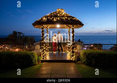 Una coppia stava guardando il cielo della sera, Funchal, Madeira, Portogallo, Atlantico, Europa Foto Stock