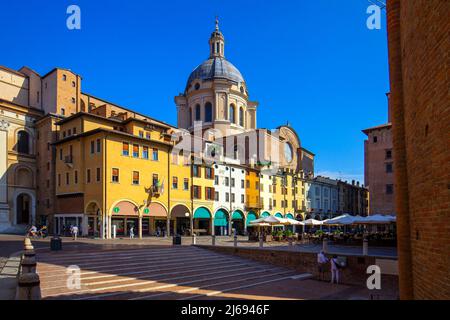 Piazza delle Erbe, Mantova (Mantova), Patrimonio dell'Umanità dell'UNESCO, Lombardia (Lombardia), Italia Foto Stock