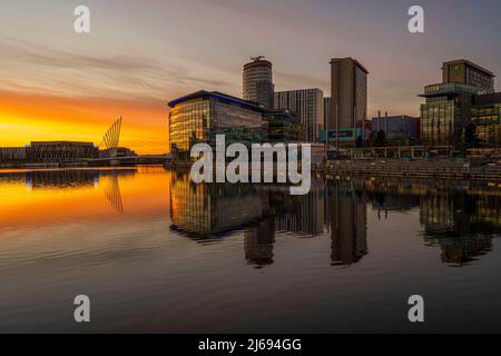 Tramonto a Salford Quays e Media City, Salford, Manchester, Inghilterra, Regno Unito Foto Stock