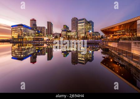 Vista speculare al tramonto di Salford Quays e Media City, Salford, Manchester, Inghilterra, Regno Unito Foto Stock