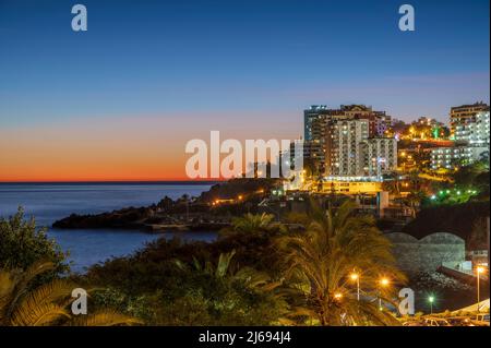 Hotel sulla costa al crepuscolo, Funchal, isola di Madeira, Portogallo, Atlantico, Europa Foto Stock