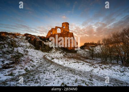 Alba invernale al Folly of Mow Cop, Cheshire, Inghilterra, Regno Unito, Europa Foto Stock