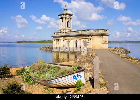 Normanton Chiesa (St Matthews Church) con piccola barca, Rutland Water Reservoir, Rutland, East Midlands, Inghilterra, Regno Unito Foto Stock