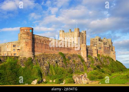 Il Castello di Bambburgh e le mura del Castello di Bambburgh da Bambburgh Village, Northumberland, Inghilterra, Regno Unito Foto Stock