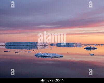 Tramonto su ghiaccio tabulare e glaciale vicino a Snow Hill Island, Weddell Sea, Antartide, Polar regioni Foto Stock